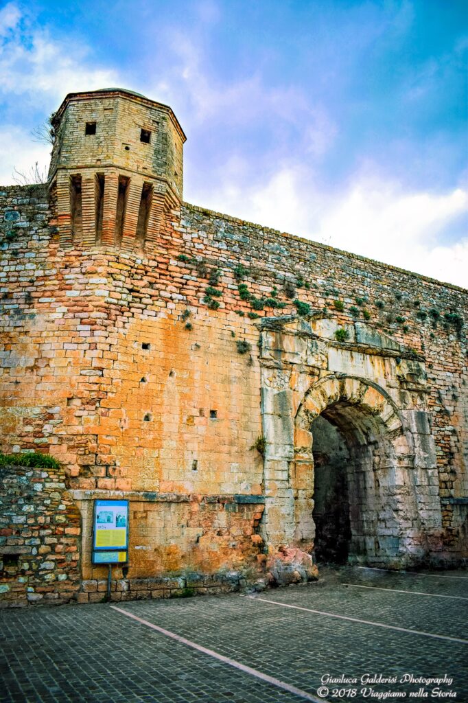 Porta Urbica a Spello in Umbria Italia