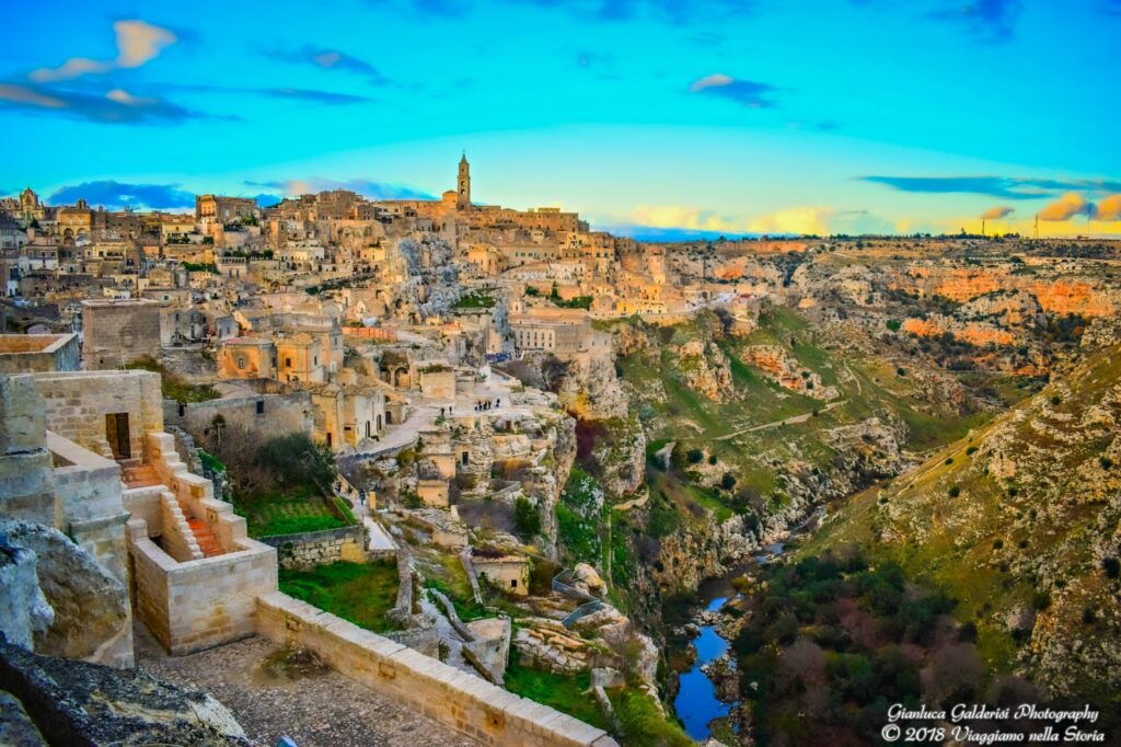 Murgia di Matera al tramonto in Basilicata in Italia