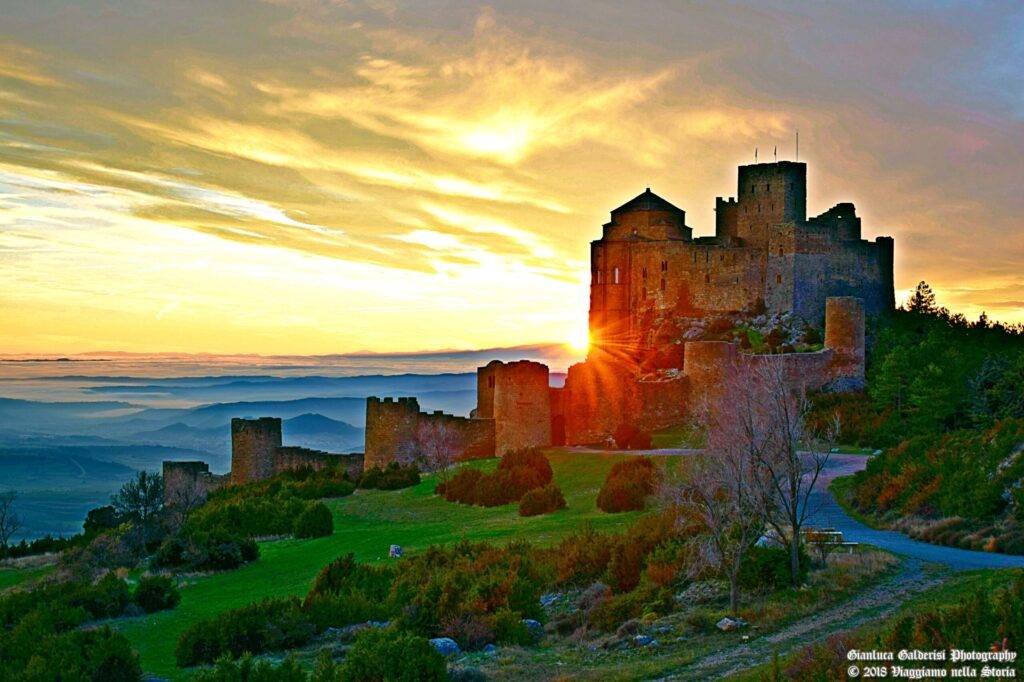 Castello di Loarre al tramonto in Aragona Spagna