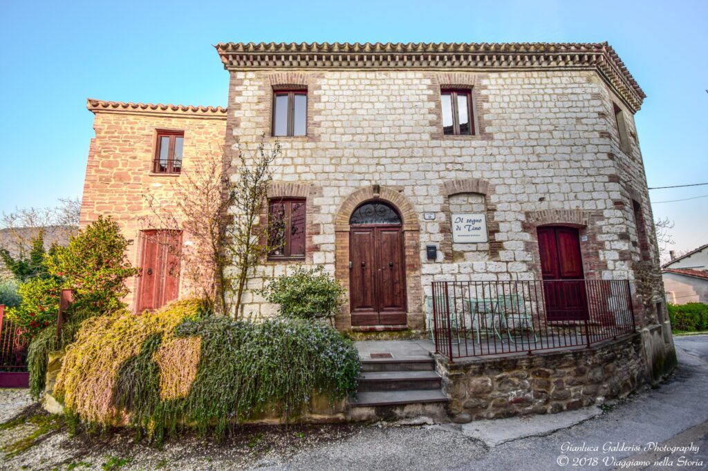Dormire in un palazzo padronale a Cabernardi nelle Marche in Italia